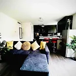 Modernised 2 Bed House Close To Centre Apartment