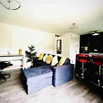 Modernised 2 Bed House Close To Centre Apartmán