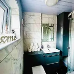 Modernised 2 Bed House Close To Centre Apartment