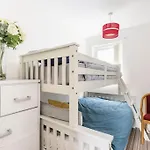 Modernised 2 Bed House Close To Centre