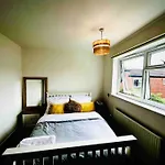Modernised 2 Bed House Close To Centre Apartment *