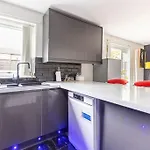 Modernised 2 Bed House Close To Centre