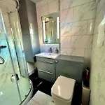 Modernised 2 Bed House Close To Centre