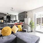 Modernised 2 Bed House Close To Centre Apartmán