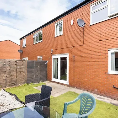 Modernised 2 Bed House Close To Centre *