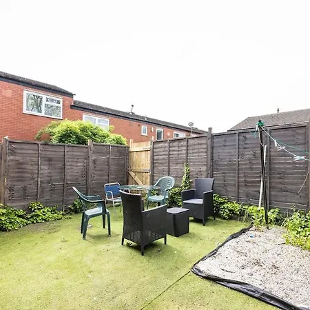 Modernised 2 Bed House Close To Centre