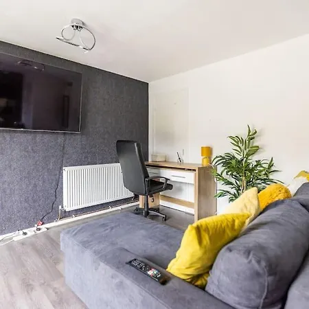 Modernised 2 Bed House Close To Centre