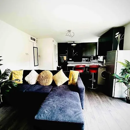 Modernised 2 Bed House Close To Centre Апартаменты