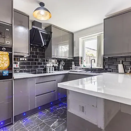 Modernised 2 Bed House Close To Centre Apartment *