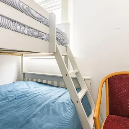 Modernised 2 Bed House Close To Centre Apartment