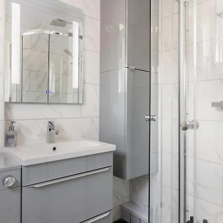 Apartment Modernised 2 Bed House Close To Centre *