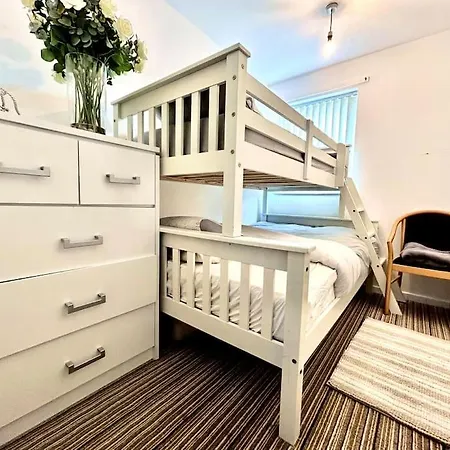 Modernised 2 Bed House Close To Centre Leeds (West Yorkshire)