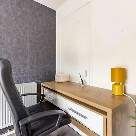 Modernised 2 Bed House Close To Centre Лидс