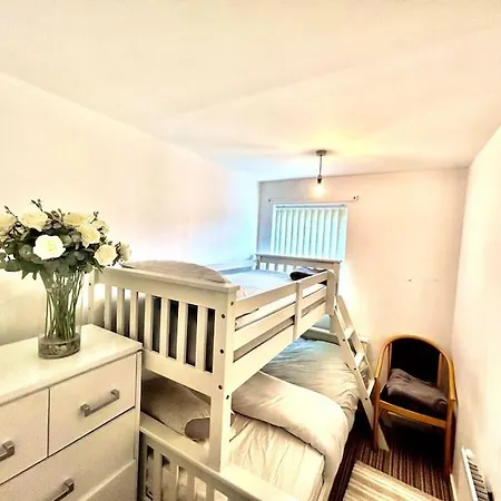 Modernised 2 Bed House Close To Centre * Лидс