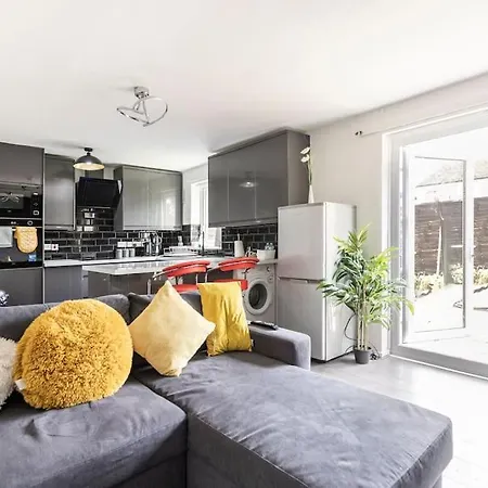 Apartment Modernised 2 Bed House Close To Centre *
