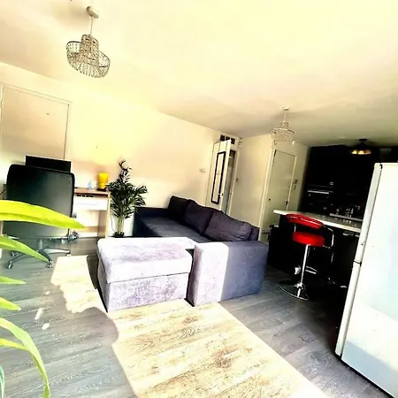 Апартаменты Modernised 2 Bed House Close To Centre