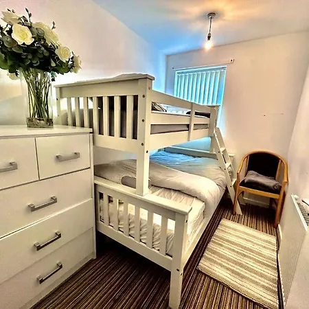 Modernised 2 Bed House Close To Centre