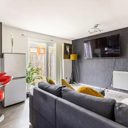 Modernised 2 Bed House Close To Centre