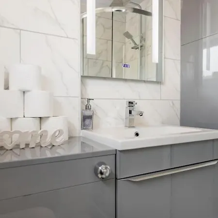 Апартаменты Modernised 2 Bed House Close To Centre
