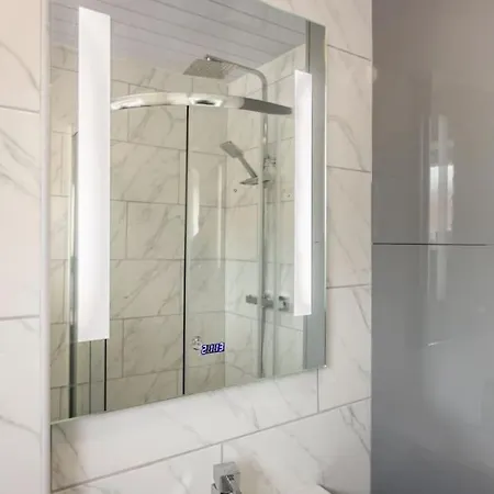 Modernised 2 Bed House Close To Centre * Лидс