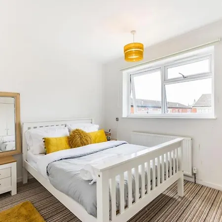 Modernised 2 Bed House Close To Centre Апартаменты