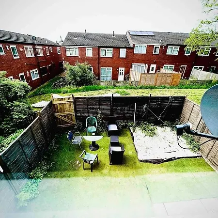 Modernised 2 Bed House Close To Centre