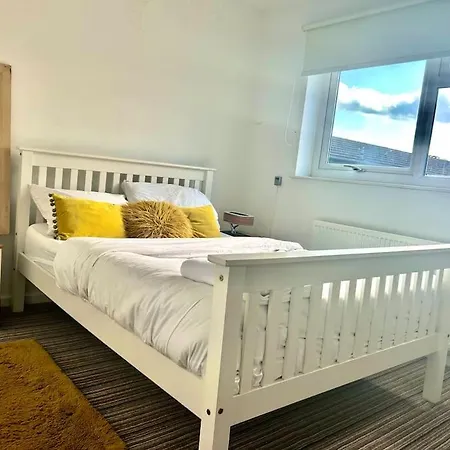 Modernised 2 Bed House Close To Centre * Leeds (West Yorkshire)