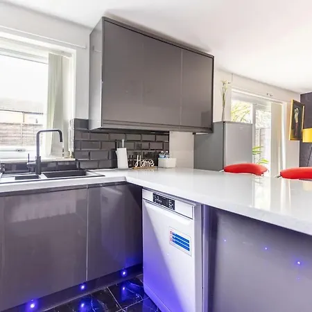 Modernised 2 Bed House Close To Centre