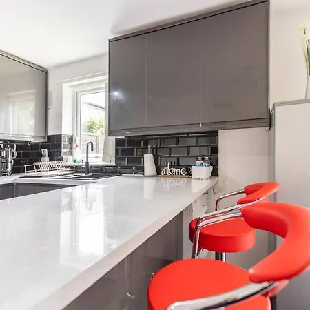 Apartment Modernised 2 Bed House Close To Centre