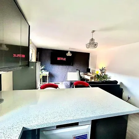 Modernised 2 Bed House Close To Centre Apartment *