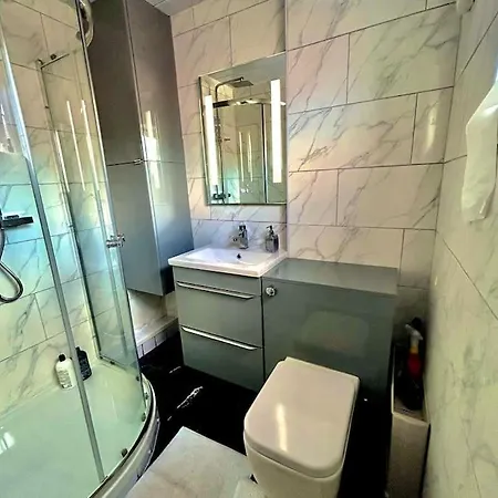 Modernised 2 Bed House Close To Centre