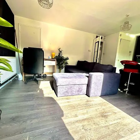 Modernised 2 Bed House Close To Centre Leeds (West Yorkshire)