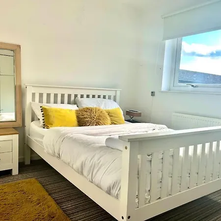 Modernised 2 Bed House Close To Centre Лидс