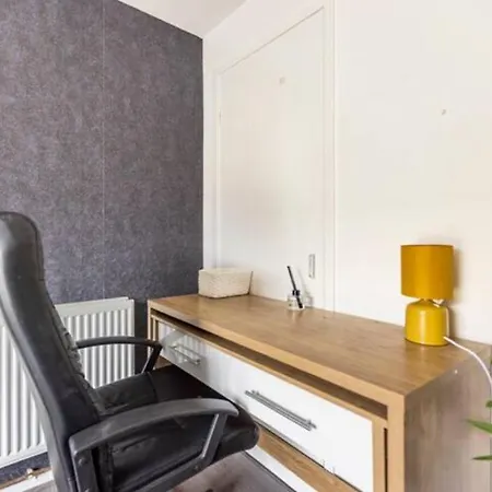 Modernised 2 Bed House Close To Centre Лидс
