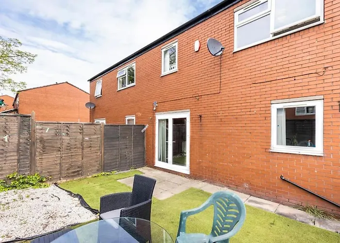 Modernised 2 Bed House Close To Centre *