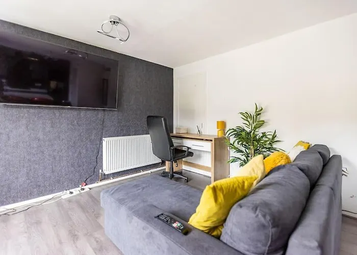 Modernised 2 Bed House Close To Centre