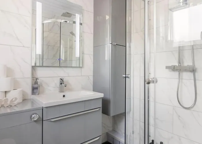 Apartment Modernised 2 Bed House Close To Centre *