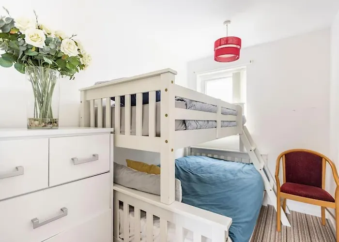 Modernised 2 Bed House Close To Centre