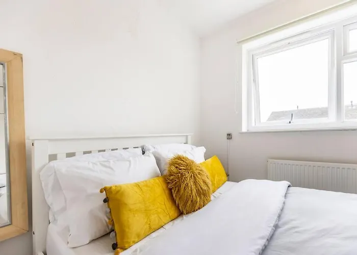 Modernised 2 Bed House Close To Centre Apartment *