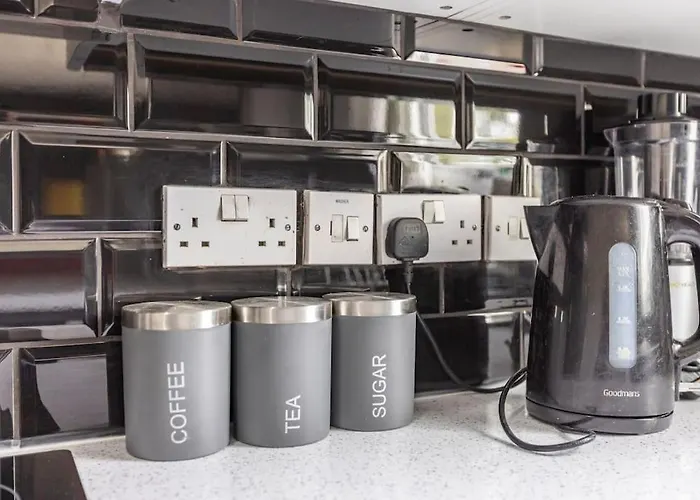 Modernised 2 Bed House Close To Centre * Лідс