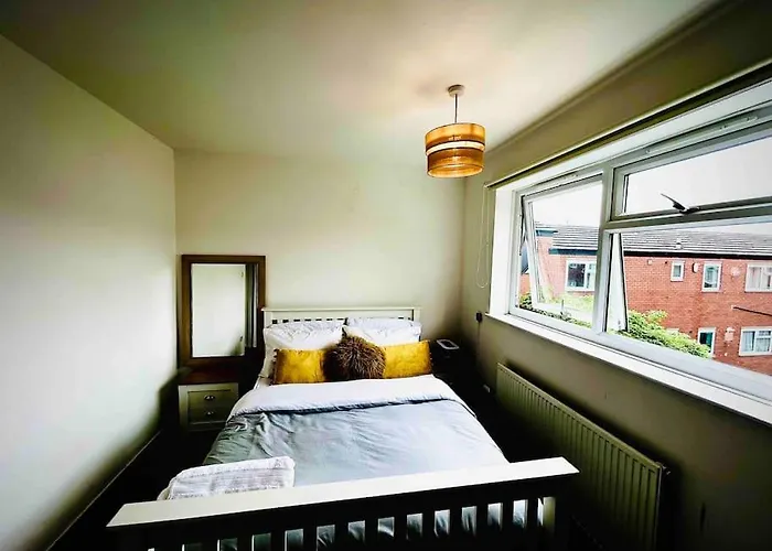 Modernised 2 Bed House Close To Centre Апартаменти *