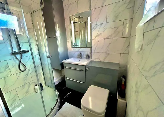 Modernised 2 Bed House Close To Centre