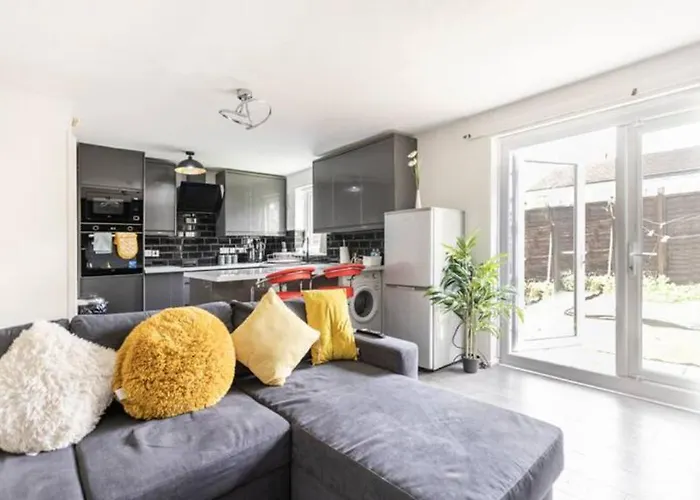 Modernised 2 Bed House Close To Centre Appartamento