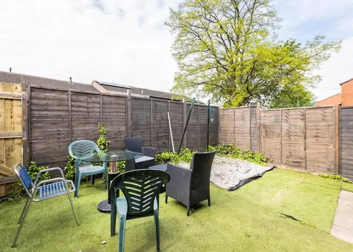 Modernised 2 Bed House Close To Centre *