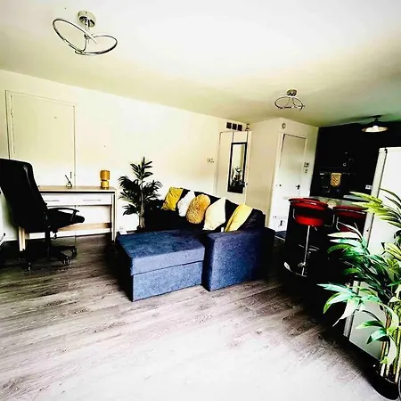 Modernised 2 Bed House Close To Centre *