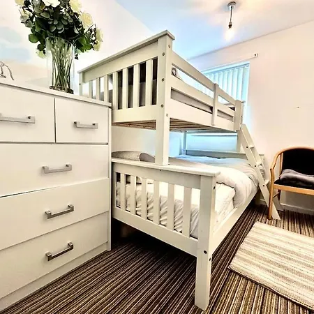 Modernised 2 Bed House Close To Centre Leeds (West Yorkshire)