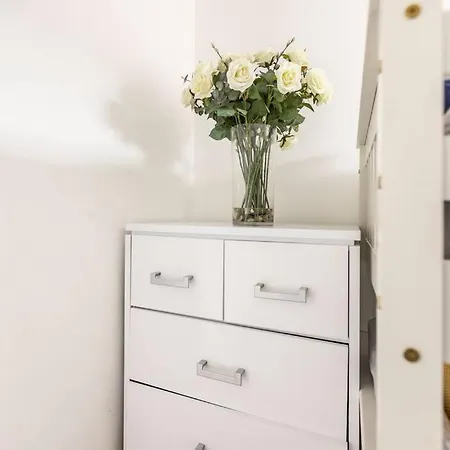 Modernised 2 Bed House Close To Centre *