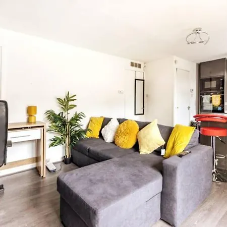 Modernised 2 Bed House Close To Centre *