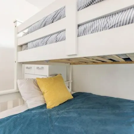 Modernised 2 Bed House Close To Centre *