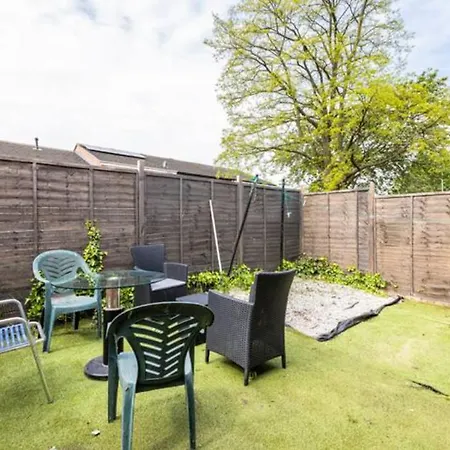 Modernised 2 Bed House Close To Centre *